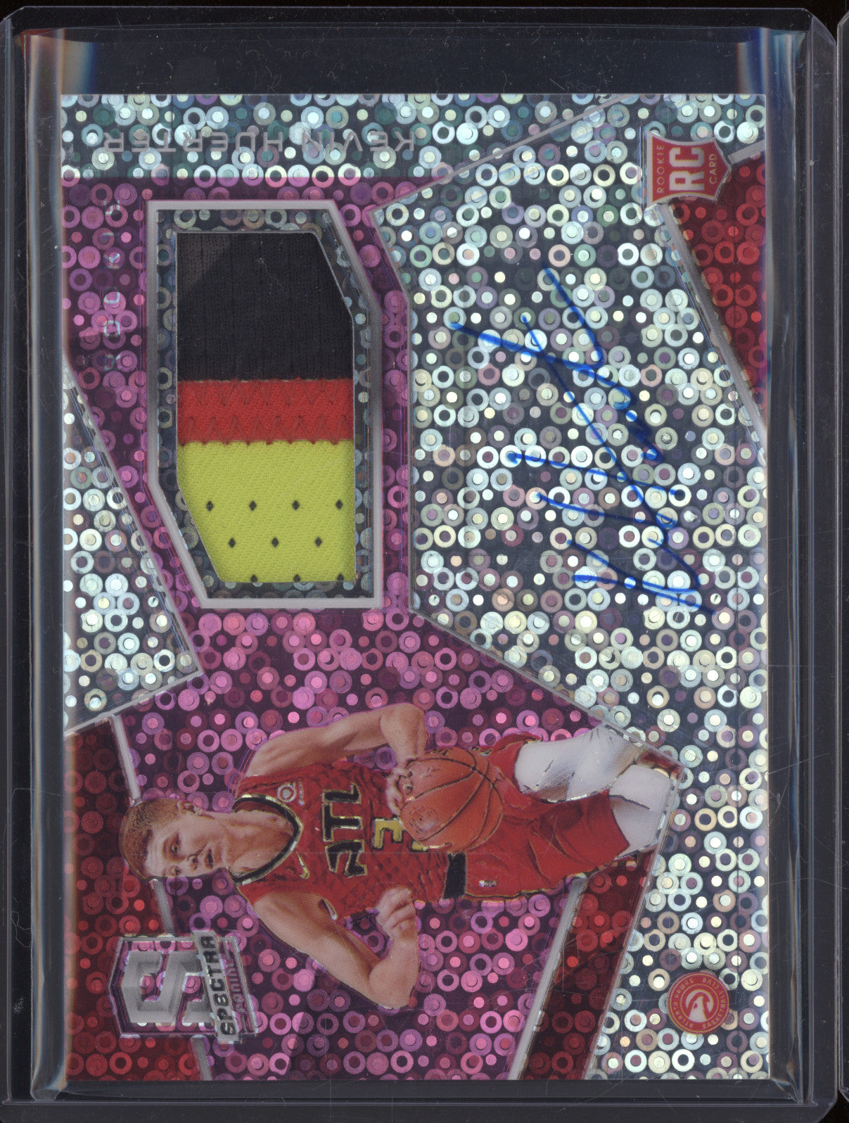 Kevin Huerter 2018-19 Panini Spectra 135 Rookie Patch Auto Pink Neon RC 17/25