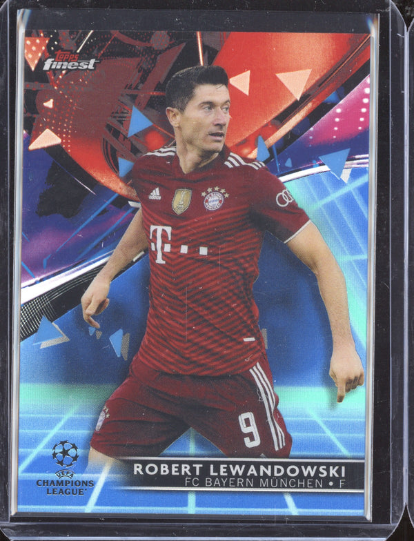 Robert Lewandowski 2021-22 Topps Finest UCL 62 Blue Vaporwave 57/99